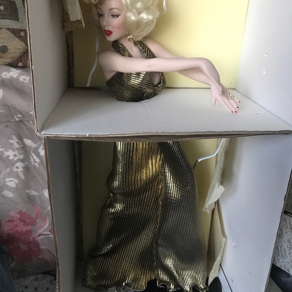 Stunning, brand new PERFECT Marilyn Monroe doll, never removed from her box! - Picture 5 of 11
